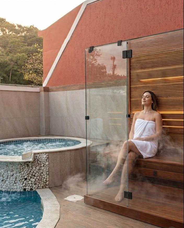 Reposeras y entorno de relax de la piscina